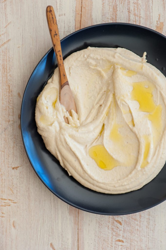Hummus de lentejas con chips  de pita de trigo integral caseros